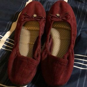 Super cute maroon flats